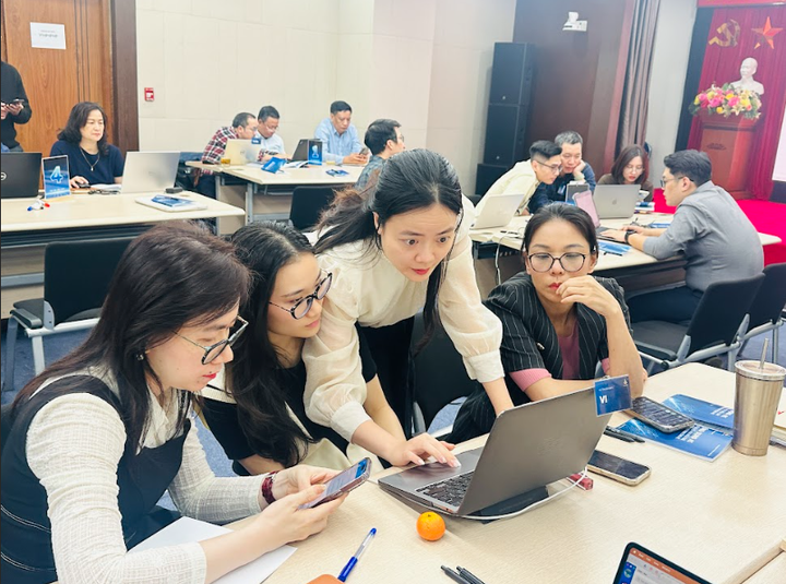 Học viên thực hành tạo hình ảnh và video bằng công cụ AI hiện đại như Gemini và Dreamina trong phần đào tạo.