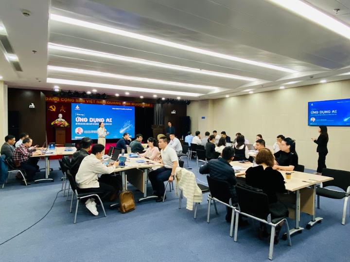 Khóa đào tạo chuyên đề “Ứng dụng trí tuệ nhân tạo trong công việc” thu hút sự tham gia của 41 học viên từ nhiều phòng ban của Vinataba.