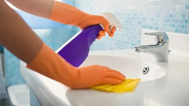Xịt dung dịch giấm trắng pha nước - cách vệ sinh bồn rửa mặt hiệu quả. (Ảnh: Drano)