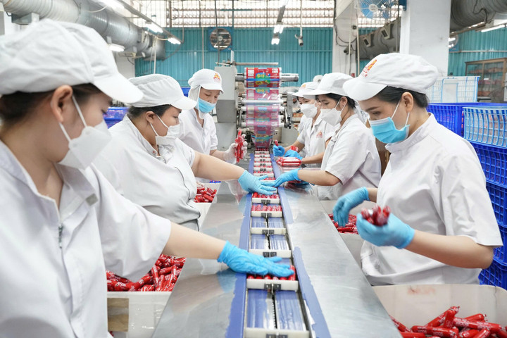 Doanh nghiệp tăng cường sản xuất hàng Tết.