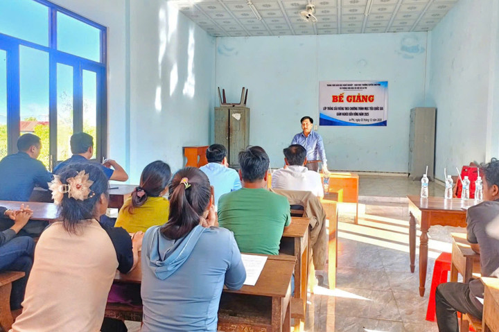 Người dân xã Ia Phí tham gia lớp học nghề trồng sầu riêng.