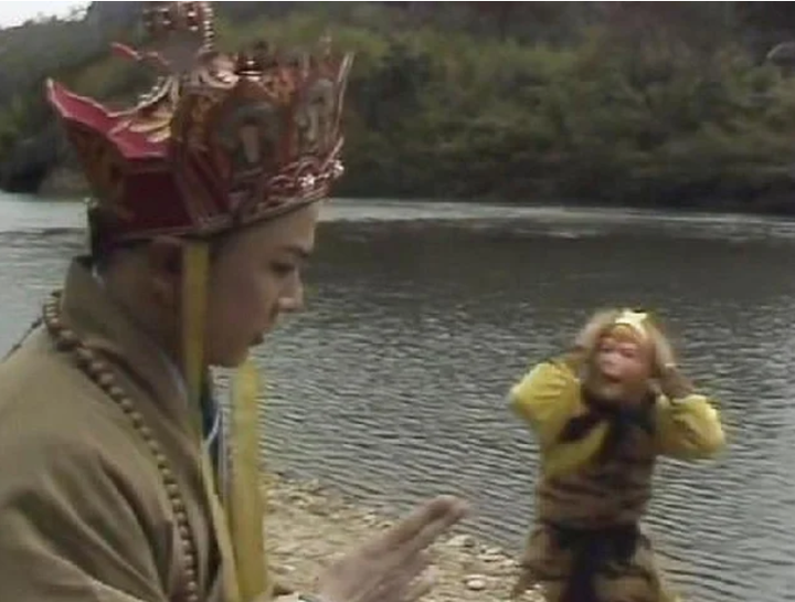 Ngộ Không bị sư phụ niệm chú kim cô sau khi đánh chết 6 tên cướp. (Cảnh trong phim "Tây du ký" bản 1986)