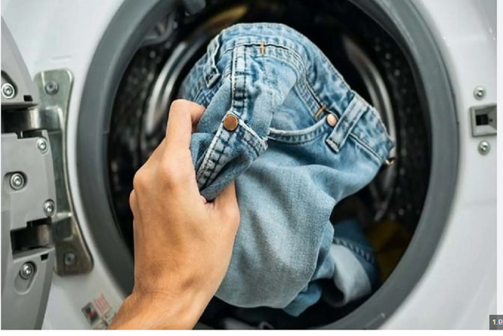 Không nên cho quần jeans vào máy giặt.