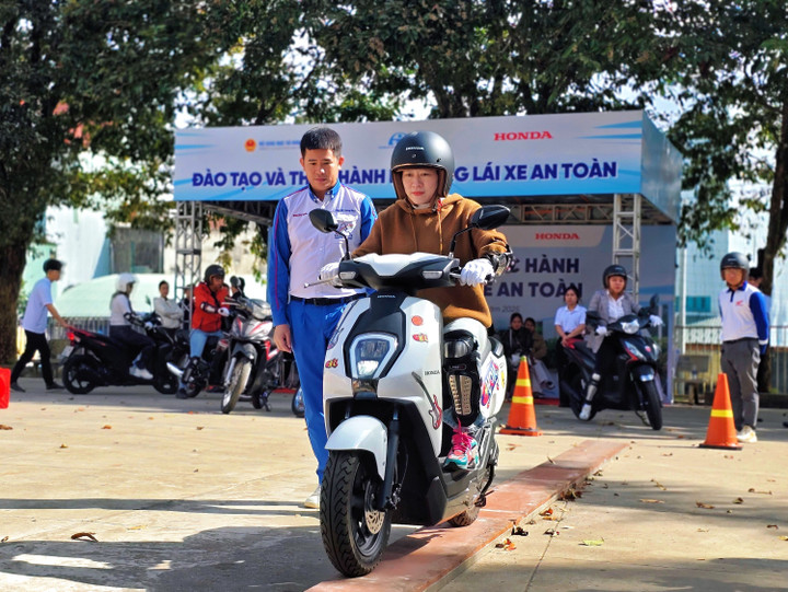 Hướng dẫn viên Honda Việt Nam đào tạo ATGT cho bậc phụ huỵnh