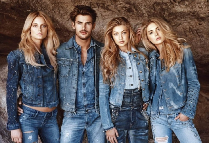 Quần jeans được đa dạng màu sắc nhưng giới trẻ vẫn ưa chuộng màu cổ điển - xanh dương.