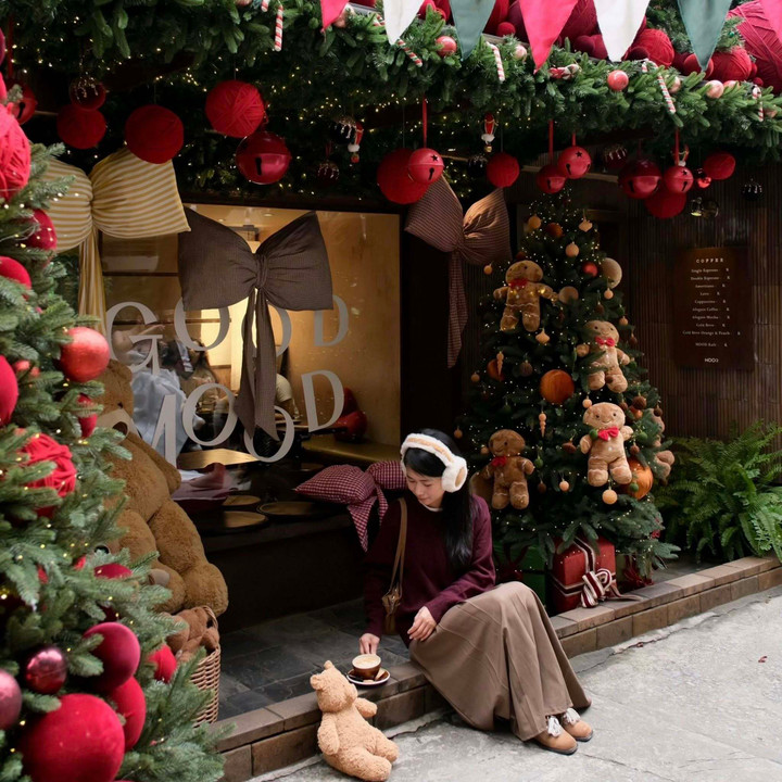 Không khí Giáng sinh rộn ràng khắp con ngõ nhỏ những ngày này. (Ảnh: Moo:d kafe)