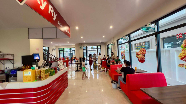 Nhà hàng Gà rán Ryry của chị Ánh Viên tại Asia Vibe có doanh thu thường xuyên đạt 150 - 200 triệu đồng/tháng.