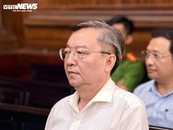 Cựu Giám đốc Sở GD&ĐT TP.HCM Lê Hồng Sơn tại phiên toà.