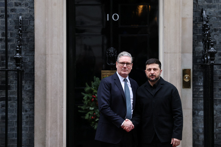 Thủ tướng Anh Keir Starmer và Tổng thống Ukraine Volodymyr Zelenskiy tại London, Anh, ngày 8/12/2025. (Ảnh: Reuters/Isabel Infantes)