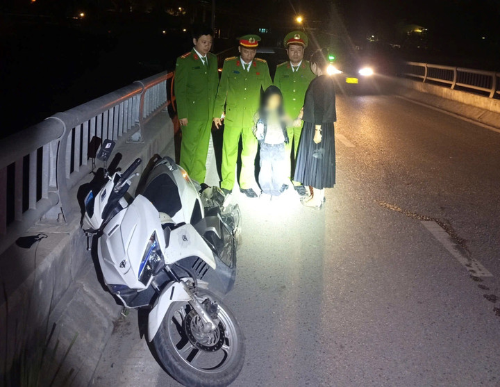 Trung tá Bùi Văn Phòng - Trưởng Công an phường Bạch Đằng cùng tổ công tác kịp thời ngăn chặn chị L. tự tử cùng con.