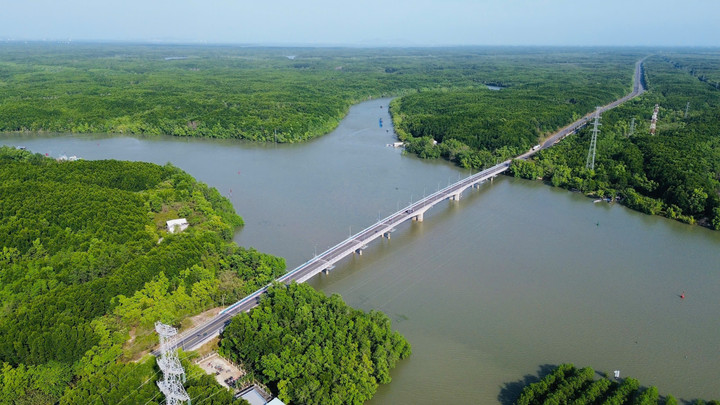 La línea de metro de 54 kilómetros cruzará cuatro ríos: Soài Rạp, Rạch Đĩa, Lôi Giang y Dinh Bà, y discurrirá paralela a la carretera Rừng Sác.