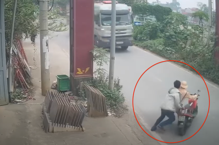 Gã đàn ông đẩy CSGT ra trước đầu xe tải đang lao tới.