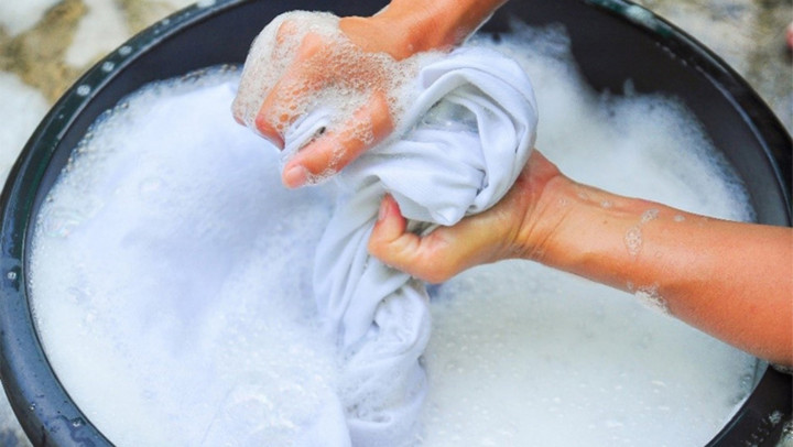 Những món đồ nào nhất thiết phải giặt bằng tay? (Ảnh: CNN)