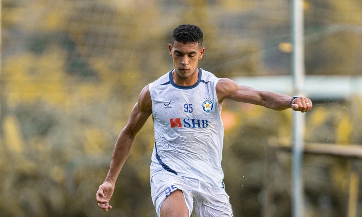 Trung vệ Sant Ana Santos Gustavo, nay là Đỗ Phi Long, ghi dấu ấn ở cách chơi bóng điềm tĩnh.