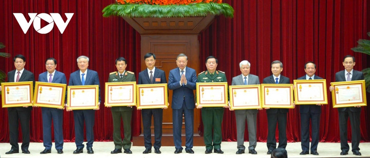 Tổng Bí thư Tô Lâm trao Huân chương tặng các lãnh đạo Đảng, Nhà nước, nguyên thành viên Ban Chỉ đạo Trung ương về phòng, chống tham nhũng, lãng phí, tiêu cực.