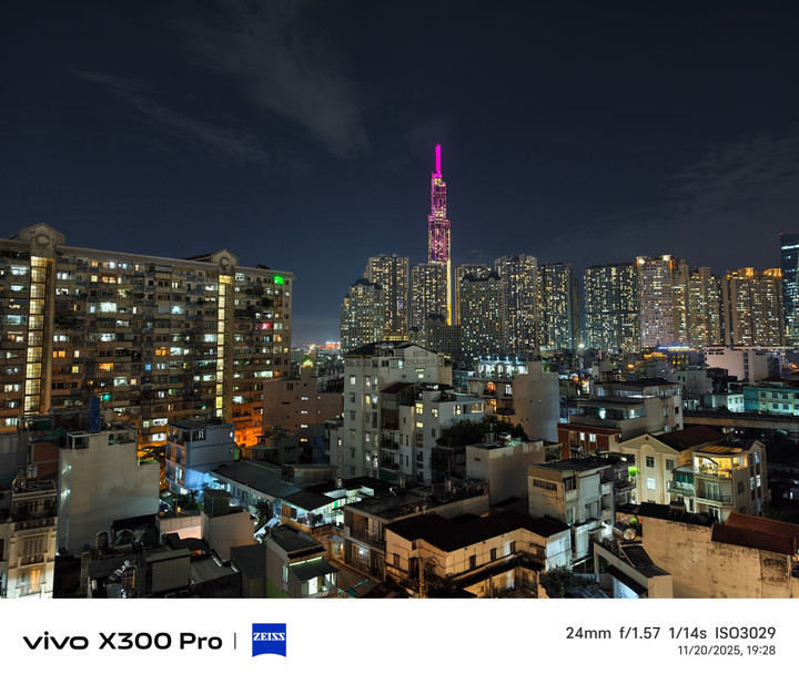 Ảnh chụp đêm vẫn trong và có độ chi tiết cao dù để chế độ tự động và không sử dụng chân máy (tripod).