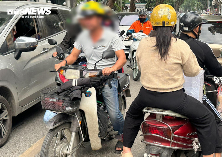 Tình trạng tắc đường và nhiều phương tiện xe máy cũ vẫn hoạt động khiến chất lượng không khí suy giảm. (Ảnh: Mạnh Hùng)