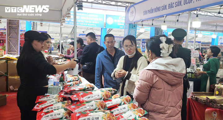 Tại Hội chợ năm nay, Trung Quốc có 62 gian hàng tiêu chuẩn và 2 khu triển lãm thành tựu kinh tế, xã hội.