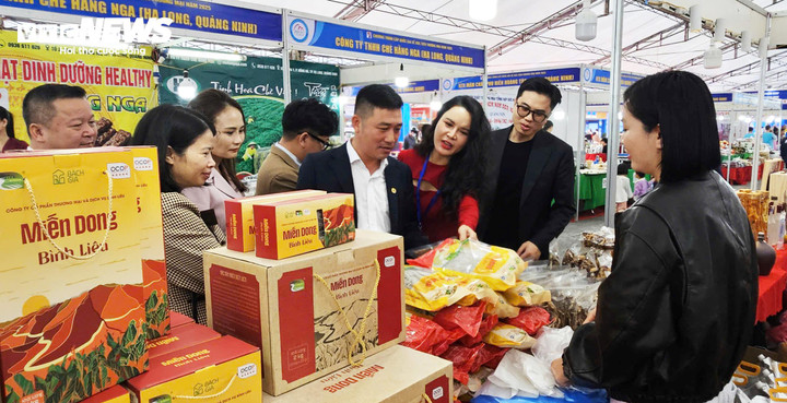 Những sản phẩm OCOP nổi bật, chất lượng cao của Quảng Ninh được quảng bá tại hội chợ.