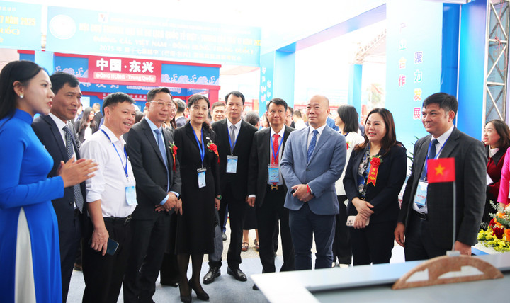 Các đại biểu Việt Nam - Trung Quốc tham quan khu triển lãm cùng các gian hàng trưng bày sản phẩm tại Hội chợ.