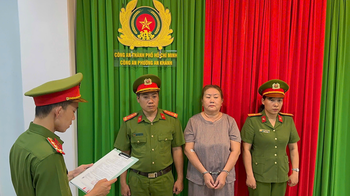 Cơ quan CSĐT tống đạt các quyết định khởi tố, lệnh bắt tạm giam đối với Đỗ Hồng Trinh. (Ảnh: CACC)