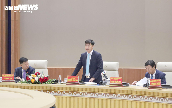 Ông Nguyễn Anh Tuấn - Phó Cục trưởng Cục Đầu tư nước ngoài (Bộ Tài chính) phát biểu tham luận tại hội nghị.