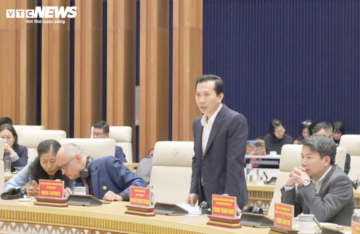 Đại diện Tập đoàn Sao đỏ phát biểu tham luận tại hội nghị.