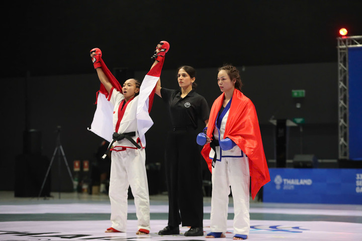 Thanh Bình (bên phải) giành huy chương bạc.