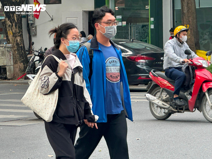 Người dân Hà Nội đeo khẩu trang khi tham gia giao thông. (Ảnh: Mạnh Hùng)