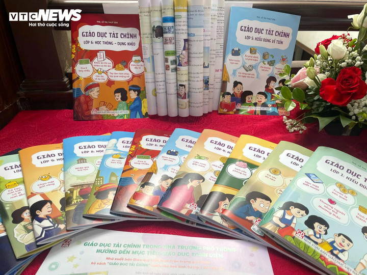 Bộ sách “Giáo dục tài chính” - thành quả đã kết hợp giữa hai đơn vị.