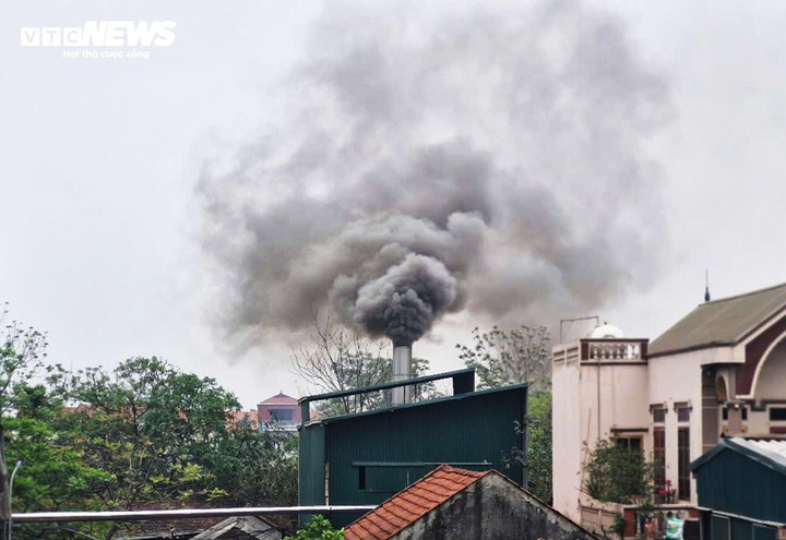 Hoai Duc beldesindeki bir üretim tesisi çevreye siyah duman salarak yerel halkın günlük yaşamını olumsuz etkiliyor. (Fotoğraf: Bölge sakinleri tarafından sağlanmıştır)