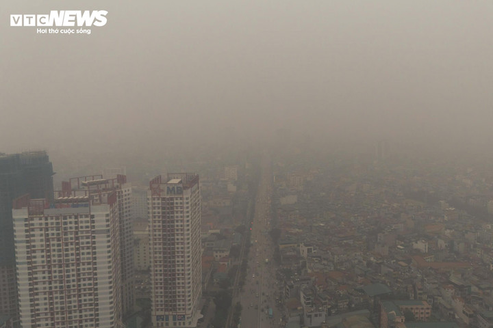 Đến 10h cùng ngày, tình trạng ô nhiễm không khí ở Hà Nội vẫn chưa được cải thiện. (Ảnh: Thành Vĩnh)