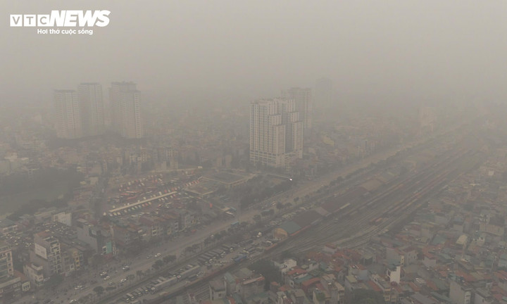 Những ngày đầu tháng 12, chất lượng không khí Hà Nội xuống mức rất xấu, nhiều khu vực đồng loạt chuyển sang ngưỡng tím (201-300), gây nguy hại cho sức khỏe người dân. (Ảnh: Thành Vĩnh)