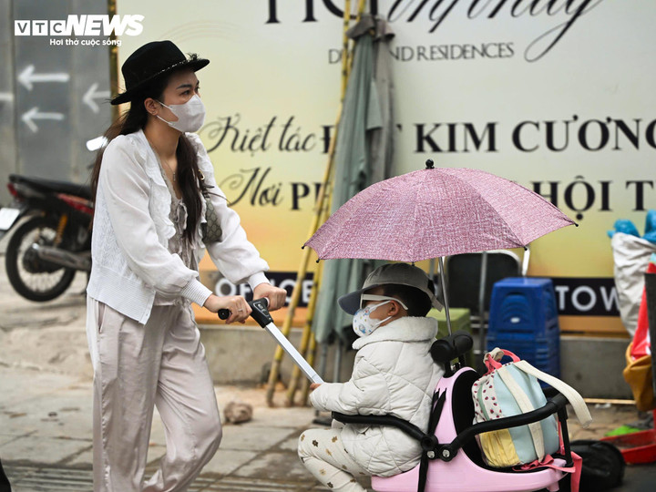 Đa số người tham gia giao thông đều trùm kín, trang bị đầy đủ áo khoác, khẩu trang để tránh ô nhiễm. (Ảnh: Thành Vĩnh)