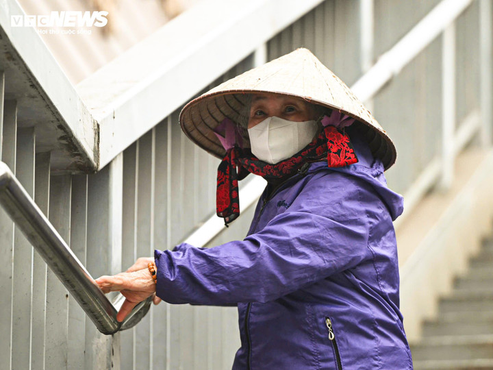 Không khí đặc quánh khiến nhiều người đi đường cảm thấy khó chịu và hạn chế tầm nhìn. (Ảnh: Thành Vĩnh)