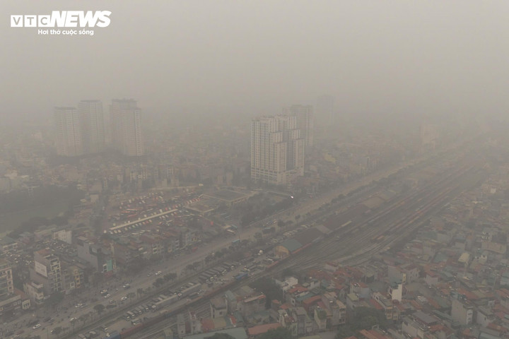 Lớp sương mờ bao phủ nhiều khu vực Hà Nội sáng 11/12. (Ảnh: Thành Vĩnh)