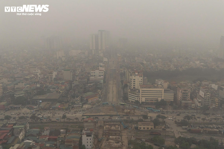 Khu vực đường Giải Phóng chìm trong màn sương mờ trắng đục. (Ảnh: Thành Vĩnh)