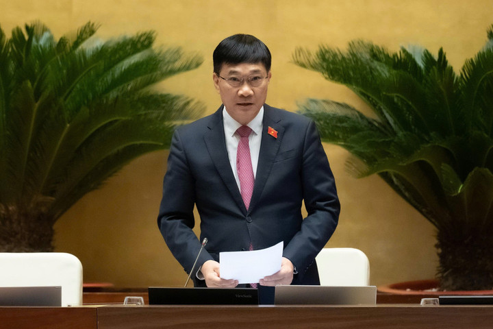 Phó Chủ tịch Quốc hội Vũ Hồng Thanh điều hành phiên biểu quyết.