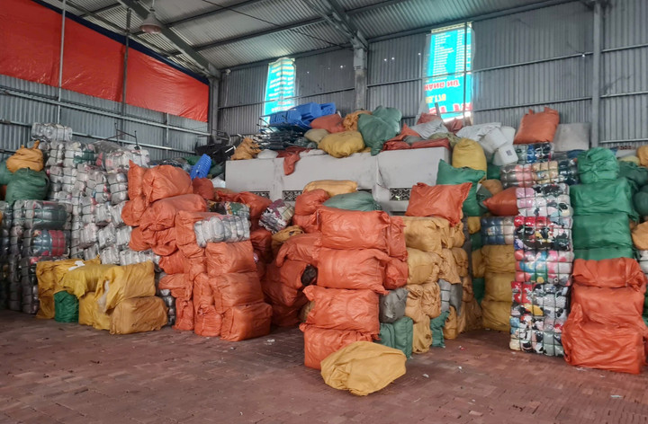 Kho hàng chứa 94 tấn quần áo đã qua sử dụng không hoá đơn, chứng từ.