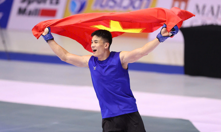 Quàng Văn Minh áp đảo đối thủ và giành HCV. (Ảnh: Dũng Phương Võ/SGGP)