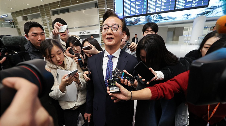 Bộ trưởng Bộ Đại dương và Thủy sản Hàn Quốc Chun Jae-soo trả lời câu hỏi của các phóng viên tại Sân bay Quốc tế Incheon. (Nguồn: Yonhap)