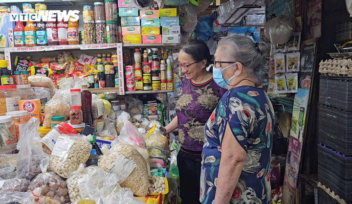 Tiểu thương tại các chợ truyền thống đồng ý chuyển đổi từ thuế khoán sang kê khai thuế và mong muốn được hỗ trợ quá trình chuyển.