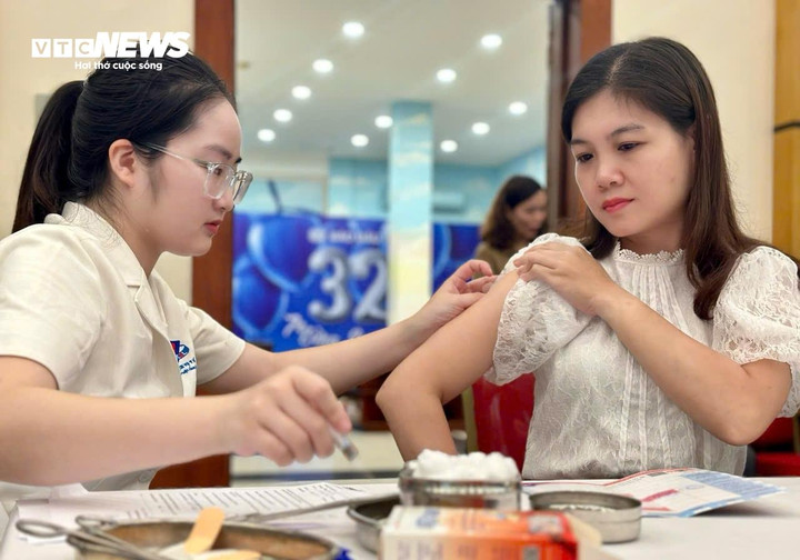 Người dân chủ động tiêm chủng.