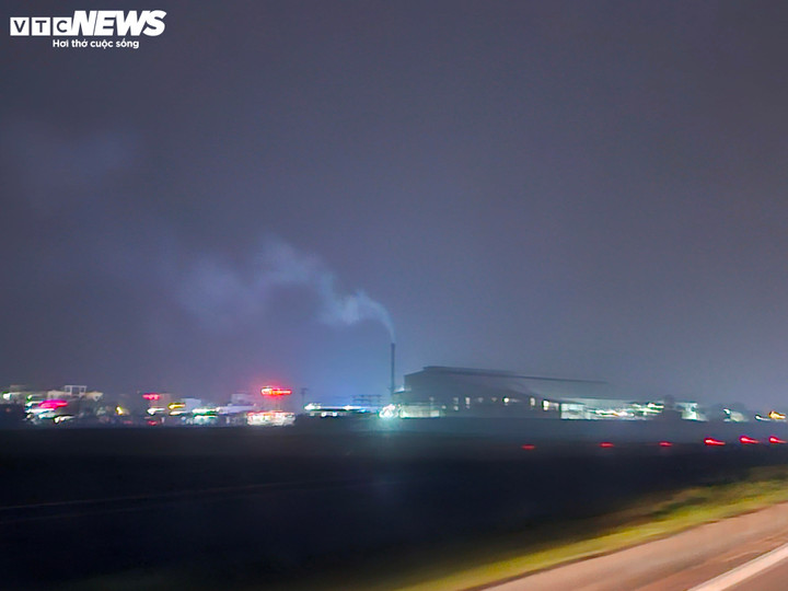 Khói đen xả thẳng lên trời, ruộng đồng vẫn đỏ lửa giữa ngày ô nhiễm đỉnh điểm - 6
