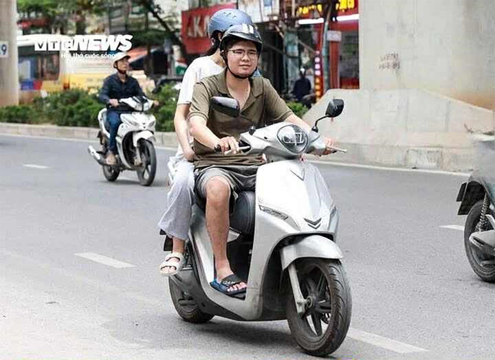 Nhiều người rơi vào cảnh tiến thoái lưỡng nan khi nhà trọ cấm xe điện, ra đường hạn chế xe xăng.