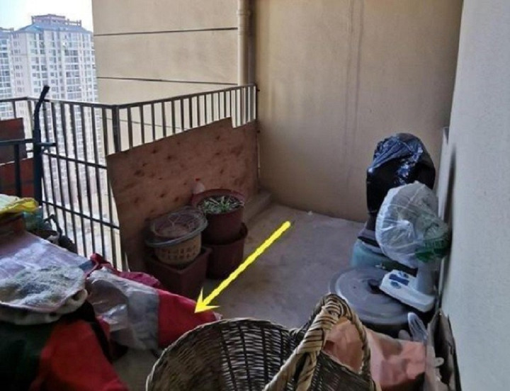 Nhiều người có thói quen biến ban công thành nơi chứa những đồ vật cũ hoặc ít sử dụng.