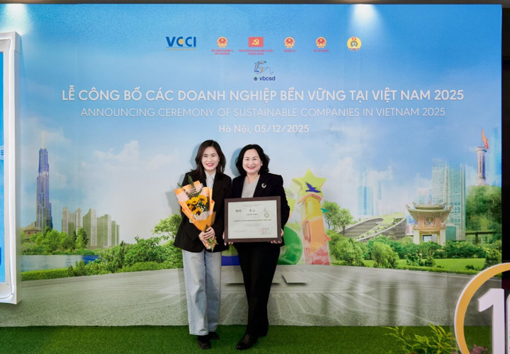 Đại diện công ty Mondelez Kinh Đô nhận giải thưởng Top 100 Doanh nghiệp phát triển bền vững Việt Nam (CSI 2025)