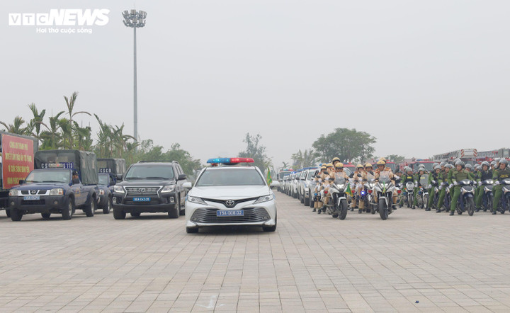 Các khối diễu hành sử dụng 73 xe ô tô tổ chức diễu hành biểu dương lực lượng trên các tuyến đường trung tâm thành phố.