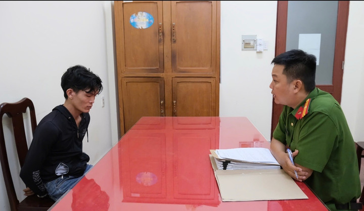 Cán bộ điều tra lấy lời khai bị can Phan Thanh Nam - (Ảnh: CACC)