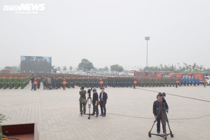 Gần 4.000 cán bộ, chiến sĩ Công an Hải Phòng ra quân trấn áp tội phạm - 6